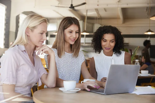 Tres mujeres de negocios se reúnen en la cafetería —  Fotos de Stock