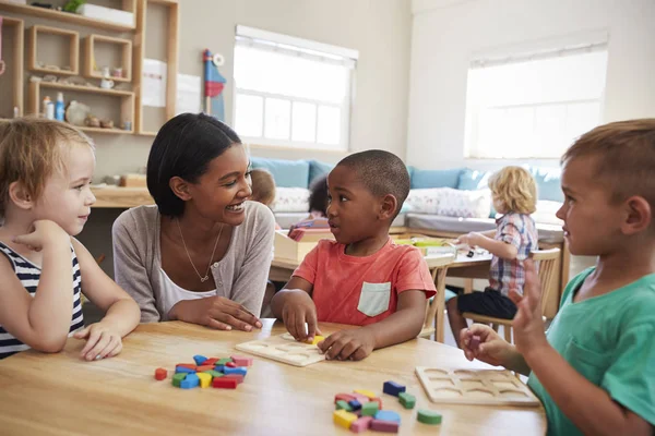 Profesora y alumnas en la escuela Montessori — Foto de Stock