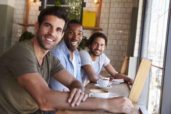 Encontro de amigos masculinos na cafetaria — Fotografia de Stock