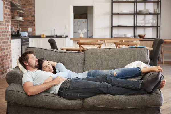 Пара отдыхает на диване — стоковое фото