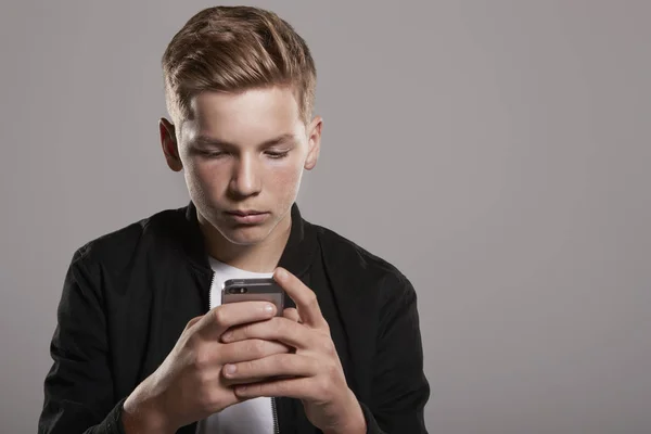 Хлопчик-підліток використовує мобільний телефон — стокове фото
