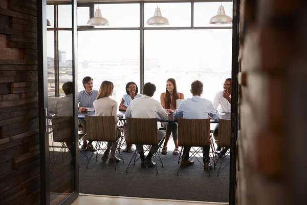 Equipo en una reunión de sala de juntas — Foto de Stock