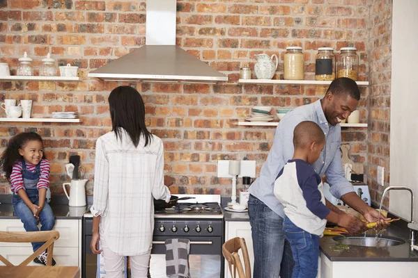 Bambini che aiutano i genitori in cucina — Foto Stock