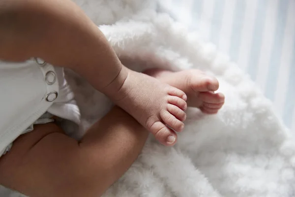 Närbild på fötter av nyfött barn — Stockfoto