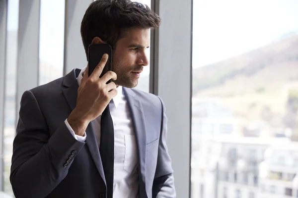 Uomo d'affari che fa telefonate — Foto Stock