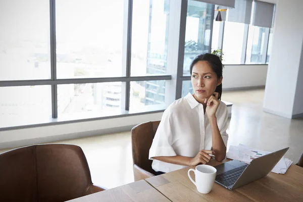 Office Boardroom çalışma iş kadını — Stok fotoğraf