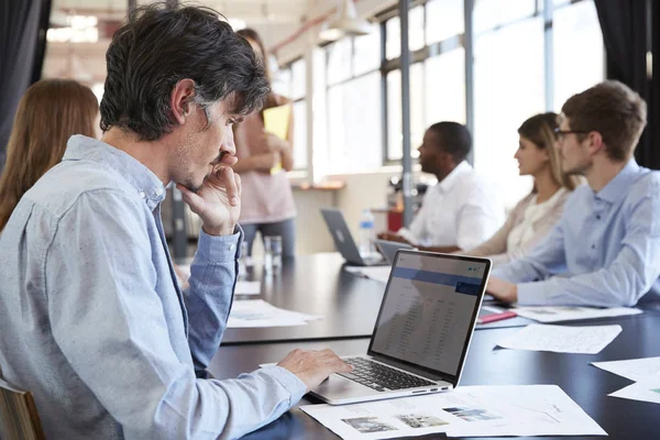 Mid adult male using laptop — Stock Photo, Image