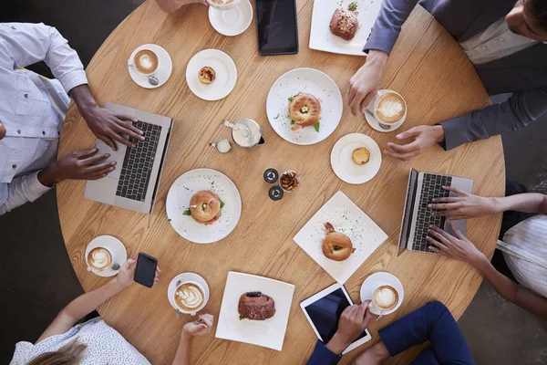 Företagare träffas i Coffee Shop — Stockfoto