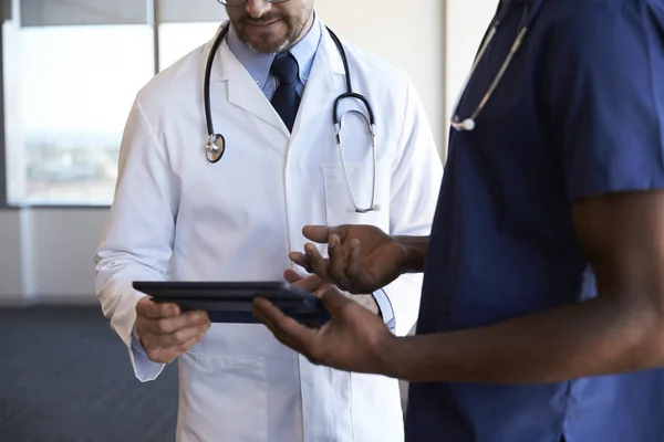 Krankenhauspersonal überprüft Notizen — Stockfoto