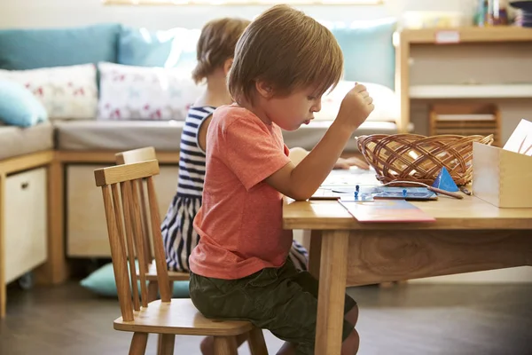 Montessori öğrenci masa başında çalışma — Stok fotoğraf