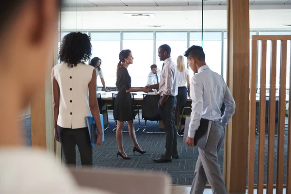 Empresários entrando na sala de reuniões — Fotografia de Stock