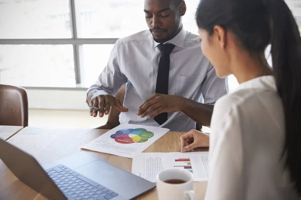 Zakenmensen die op laptop werkt — Stockfoto