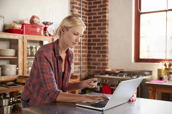 Junge Frau kauft online ein — Stockfoto