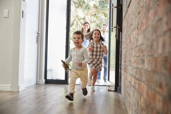 Crianças excitadas chegando em casa — Fotografia de Stock