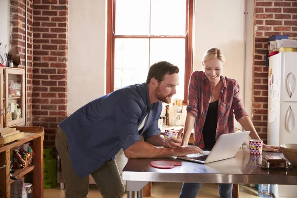 Paar met laptop — Stockfoto