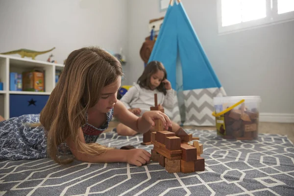 Dos chicas jugando con bloques de construcción —  Fotos de Stock