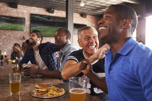 Amis masculins dans le bar sportif — Photo