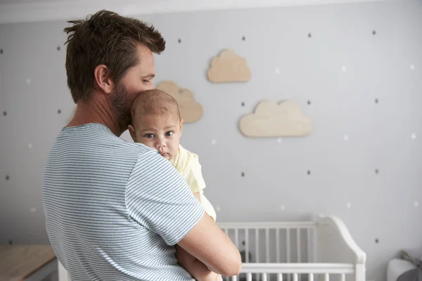 Vater tröstet Neugeborenes — Stockfoto