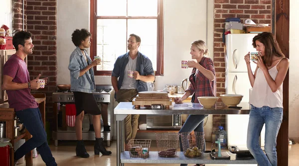 Cinco amigos pasando el rato en la cocina —  Fotos de Stock