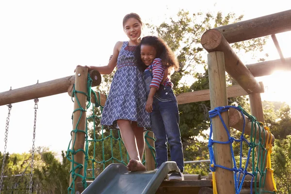 Duas meninas brincando no jardim Slide — Fotografia de Stock