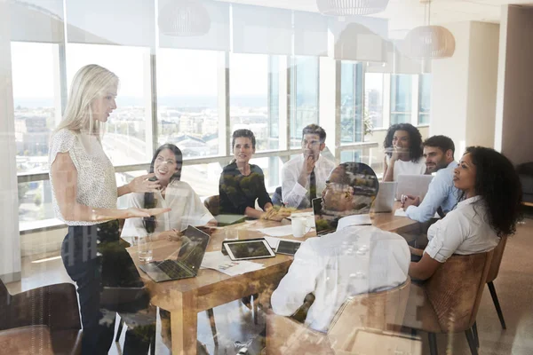 Mujer de negocios lidera reunión —  Fotos de Stock