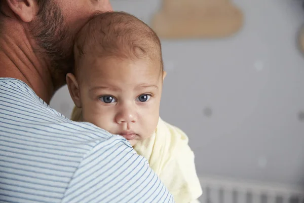 Padre confortante neonato — Foto Stock