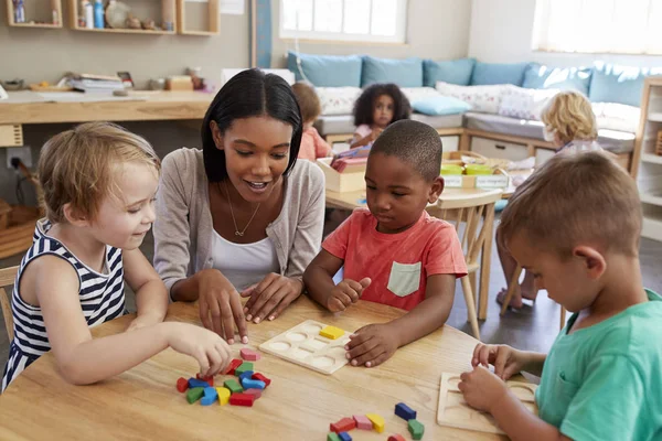 Leraar en leerlingen In het Montessori-School — Stockfoto