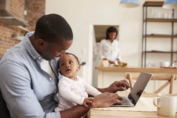 Pappa och baby dotter — Stockfoto