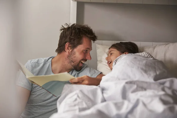 Father Reading Story To Daughter — Stock Photo, Image