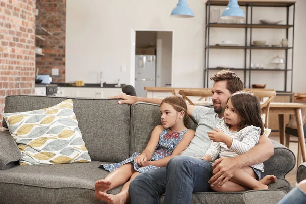 Отец и дети сидят на диване — стоковое фото