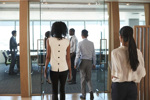 Ondernemers invoeren van Boardroom voor vergadering — Stockfoto