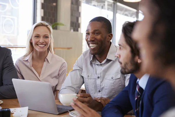 Ondernemers met bijeenkomst — Stockfoto