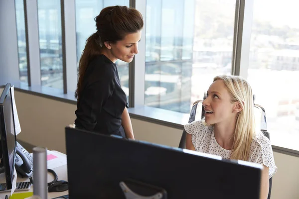 Femmes d'affaires travaillant au bureau — Photo