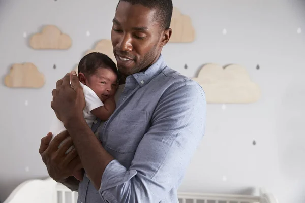 Vader bedrijf pasgeboren baby — Stockfoto