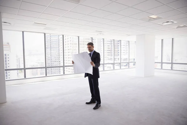 Mężczyzna architekt w Modern Empty Office — Zdjęcie stockowe