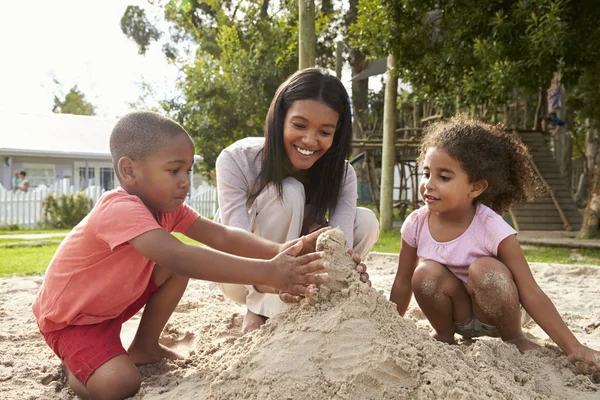 Leraar Montessori school met kinderen — Stockfoto