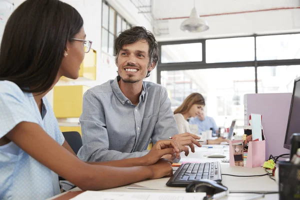 Hombre y mujer hablando en la oficina — Foto de Stock