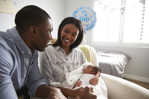 Pais com bebê recém-nascido no berçário — Fotografia de Stock