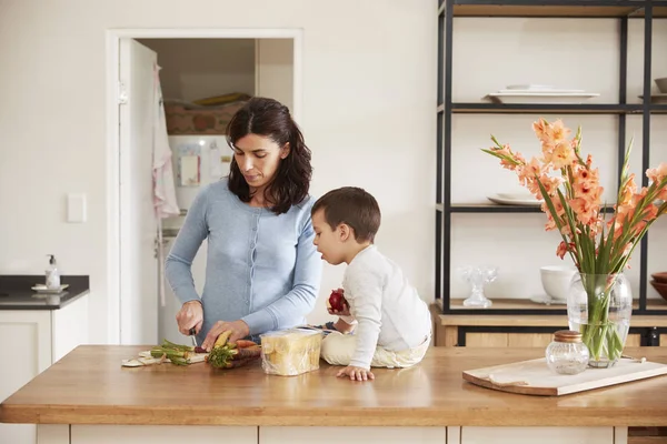 Hijo ayudando a la madre a preparar comida —  Fotos de Stock