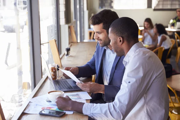 Twee zakenmannen hebben informele bijeenkomst — Stockfoto