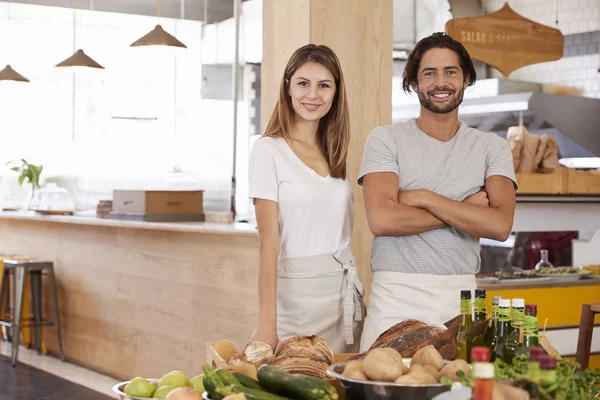 Pareja corriendo tienda de alimentos ecológicos — Foto de Stock