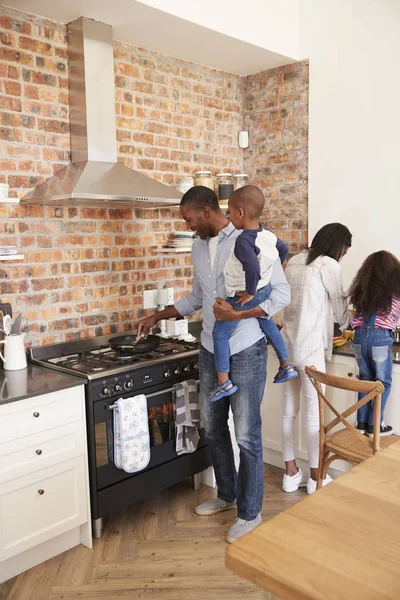 Діти допомагають батькам на кухні — стокове фото