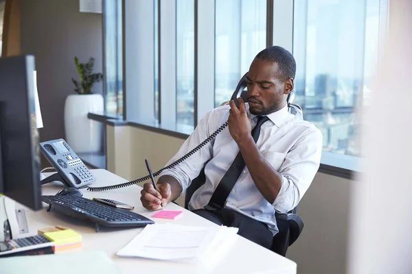 Biznesmen podejmowania telefon — Zdjęcie stockowe