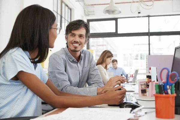 Hombre y mujer joven hablando — Foto de Stock