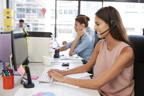 Jonge vrouw dragen hoofdtelefoon — Stockfoto