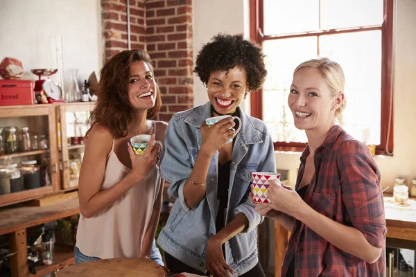 Tre amiche in cucina — Foto Stock