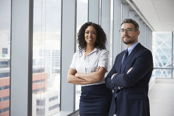 Nouveaux propriétaires d'entreprise dans un bureau vide — Photo