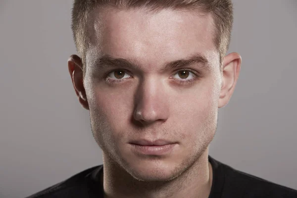 Young man looking to camera — Stock Photo, Image