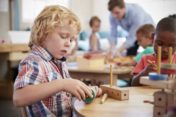 Montessori-Schüler arbeitet am Schreibtisch — Stockfoto
