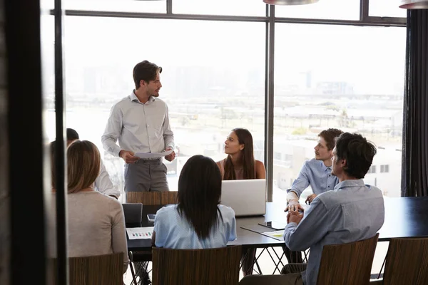 Man with documents addresses team — Stock Photo, Image